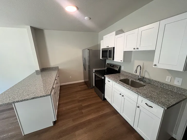 511 W Ridgewood Ct #B — Photo 6
