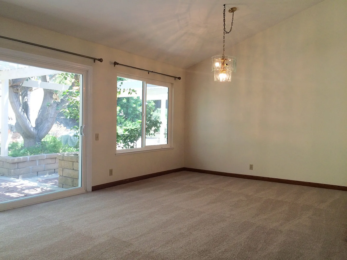 Single Story House with Large Yard - MV — Photo 4