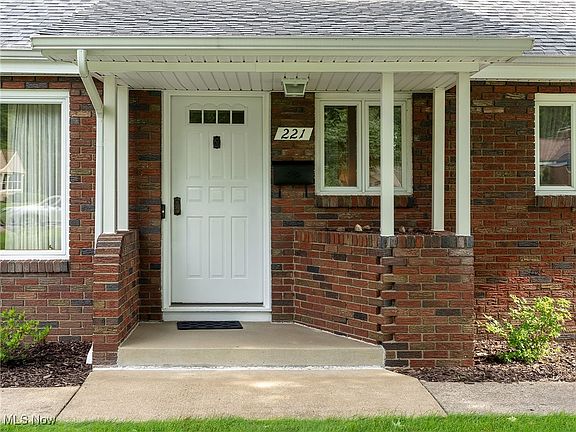 5th image of 221 Nesbitt St