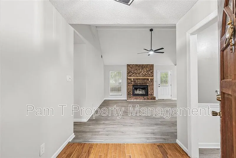 3 bed, 2.0 bath, 1549 sqft, $2,155 — Photo 4
