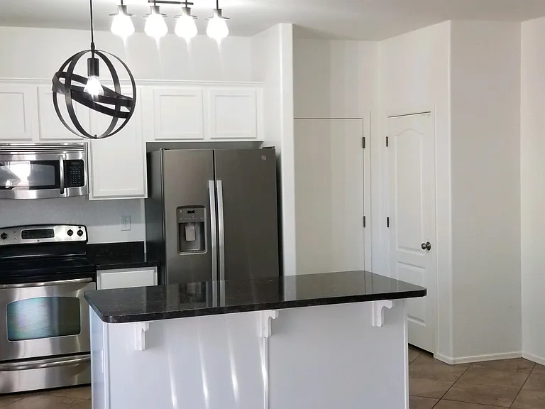2175 S Sanders Dr — Photo 2