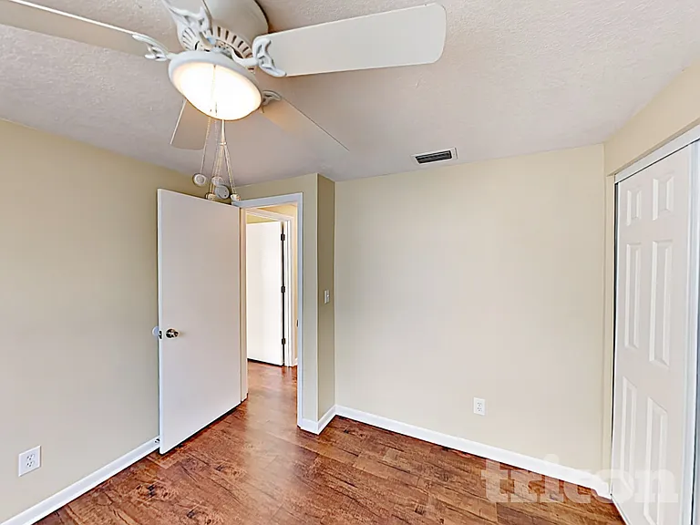 8213 Greenleaf Cir — Photo 13