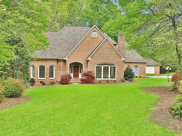 1st image of 30 Pineview Dr