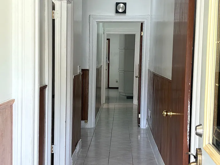 1080 Dufferin St #MAIN FLOOR — Photo 5