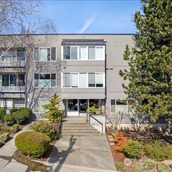 2nd image of 2000 W Barrett Street #205