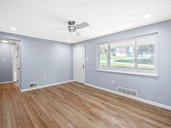 3rd image of 825 Oak St