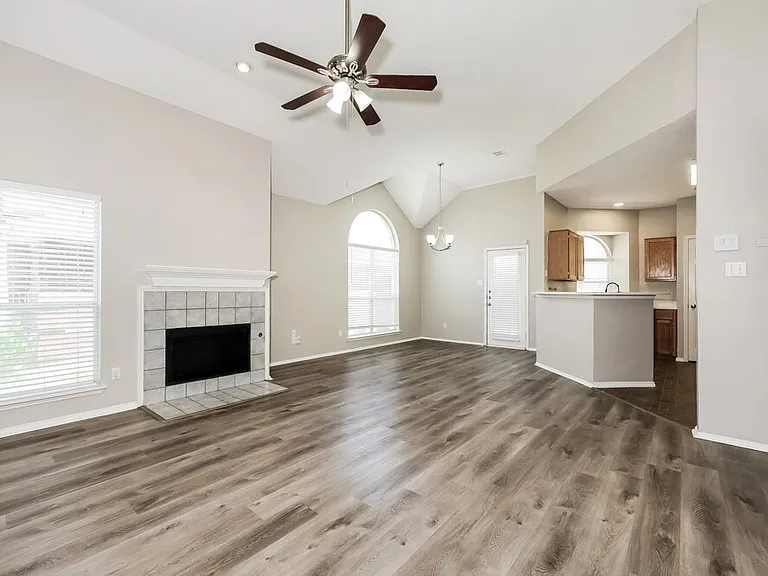 2124 Creek Royal Dr — Photo 5