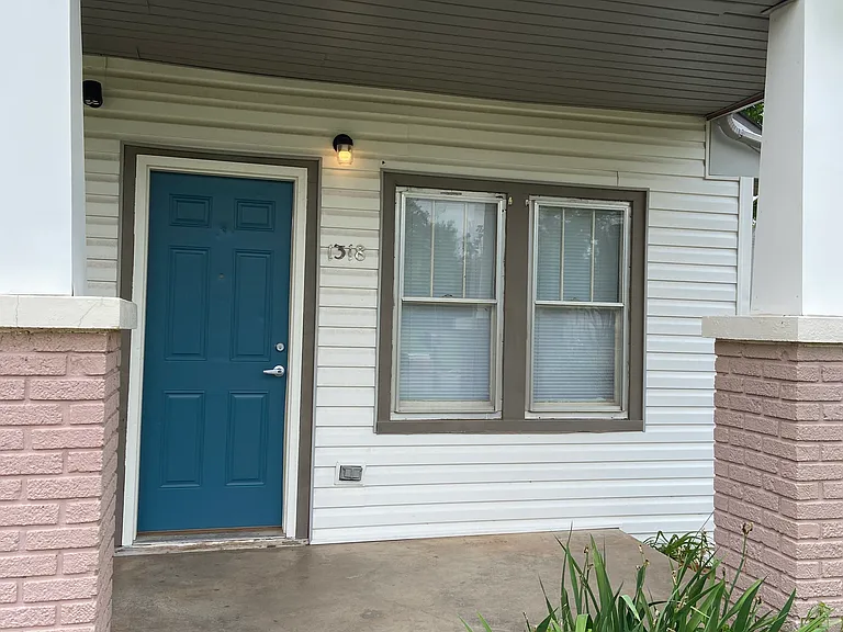 1318 N Market Ave — Photo 2