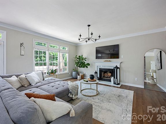 3rd image of 5005 Chestnut Knoll Ln