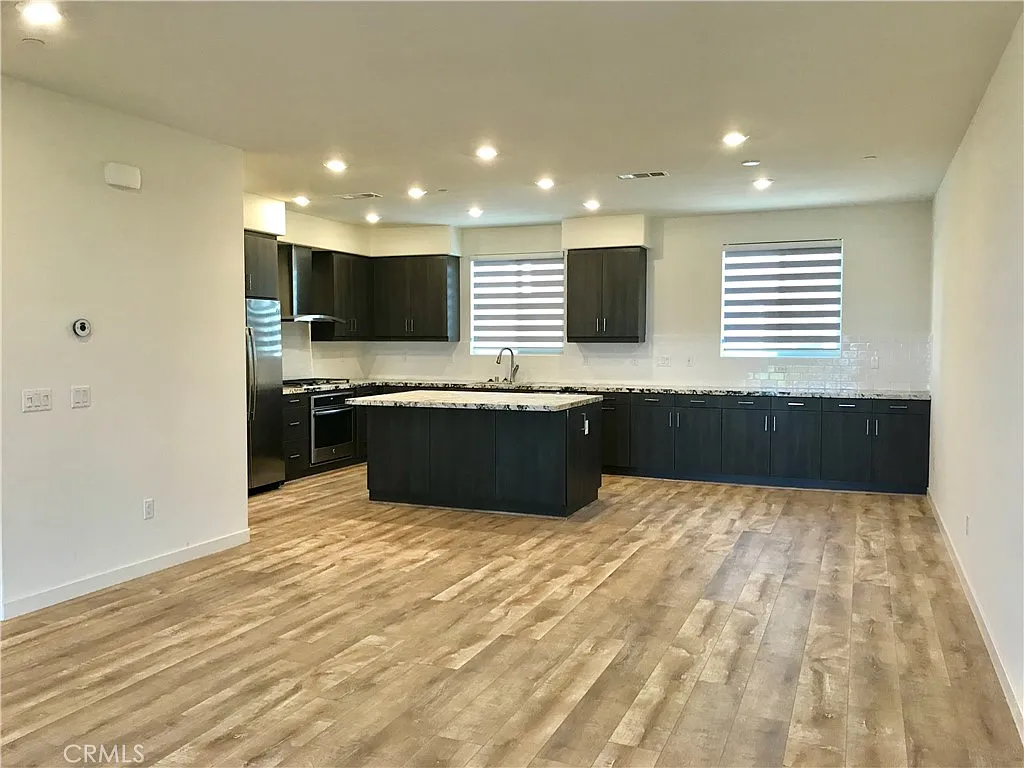 3 bed, 3.5 bath, 2036 sqft, $4,900 — Photo 3