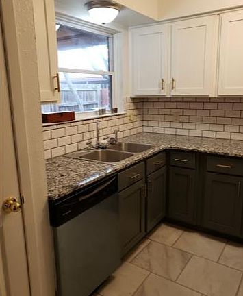 3rd image of 2102 Hinkle Ave #A
