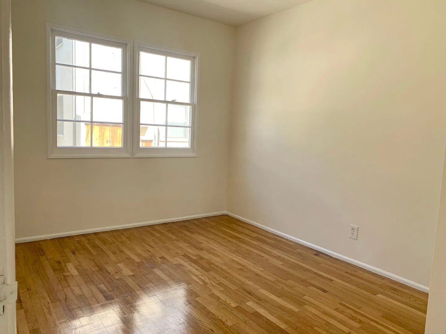 Bright & Inviting One-Bedroom Near Brentwood — Photo 4