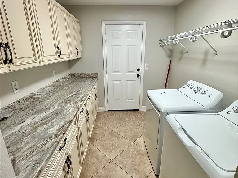 3829 SW 17th Pl — Photo 29