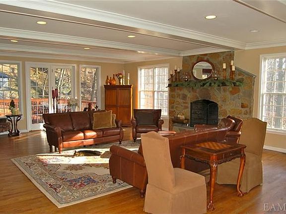 2nd image of 9 Arrowcrest Dr