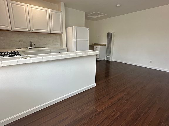 3rd image of 1419 N Fairfax Ave #8