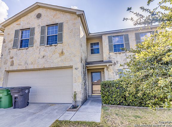 3rd image of 927 Magnolia Crst