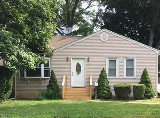 16 Riekens Trl, Denville, NJ 07834