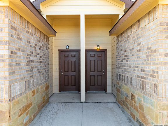 5th image of 447-449 Emma Dr