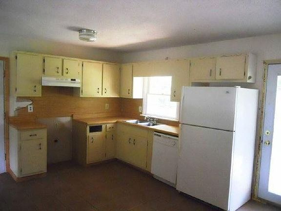 3rd image of 3890 Lisas Dr NW