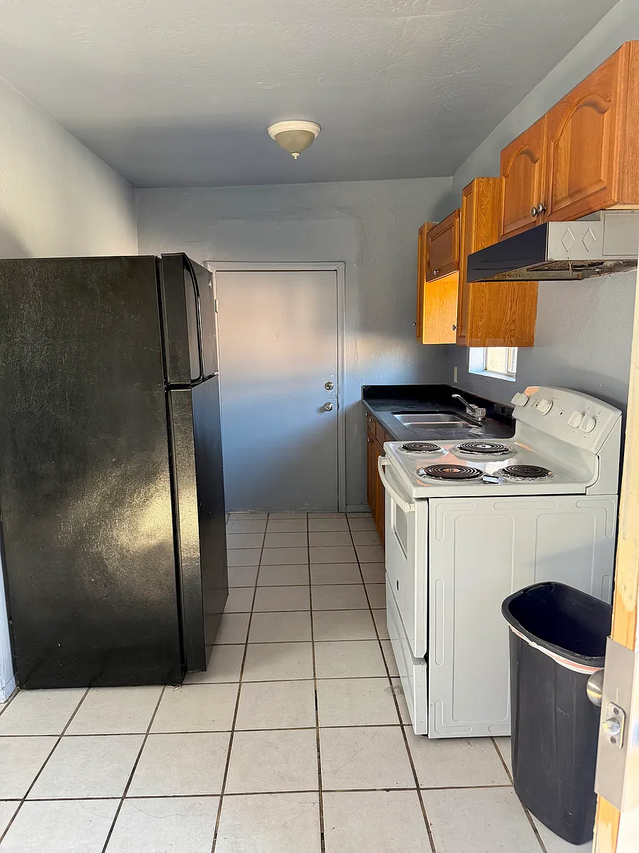 Photo 2 of 8 - 2615 W Morten Ave #D - Phoenix, AZ Building Photo - 2615 W Morten Ave #D