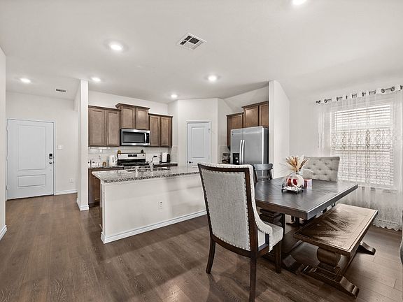 4th image of 513 Calm Springs Dr