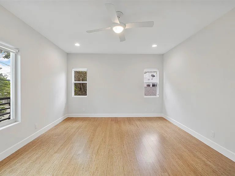 825 NE 17th Way — Photo 11