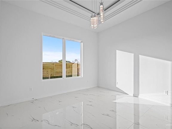 5th image of 1015 Edgewood Dr