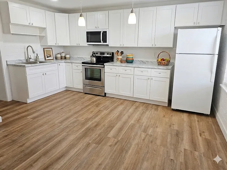 210 W Division Ave — Photo 2