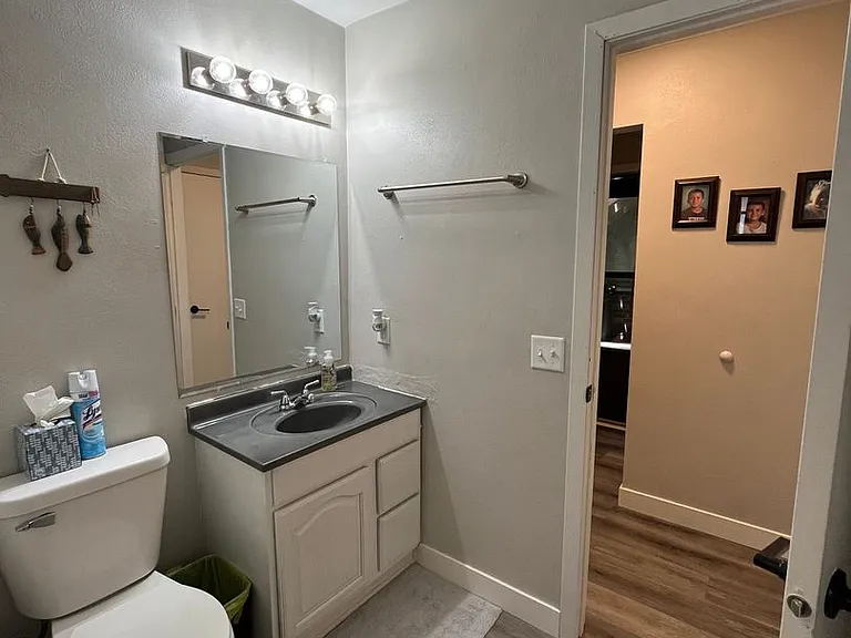 1320 Riverside Dr — Photo 2