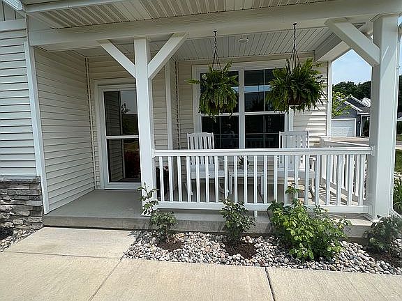 4th image of 3270 Hamlet Cir