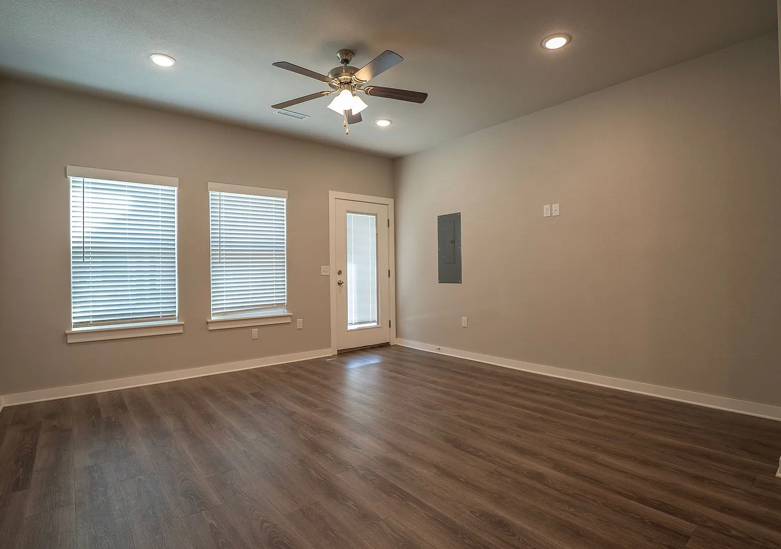 2 bedroom 2.5 bath Home In Fayetteville! — Photo 4