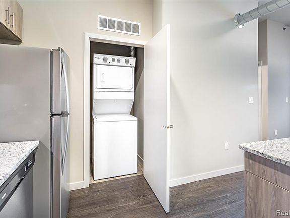 4th image of 250 E Washington St #123