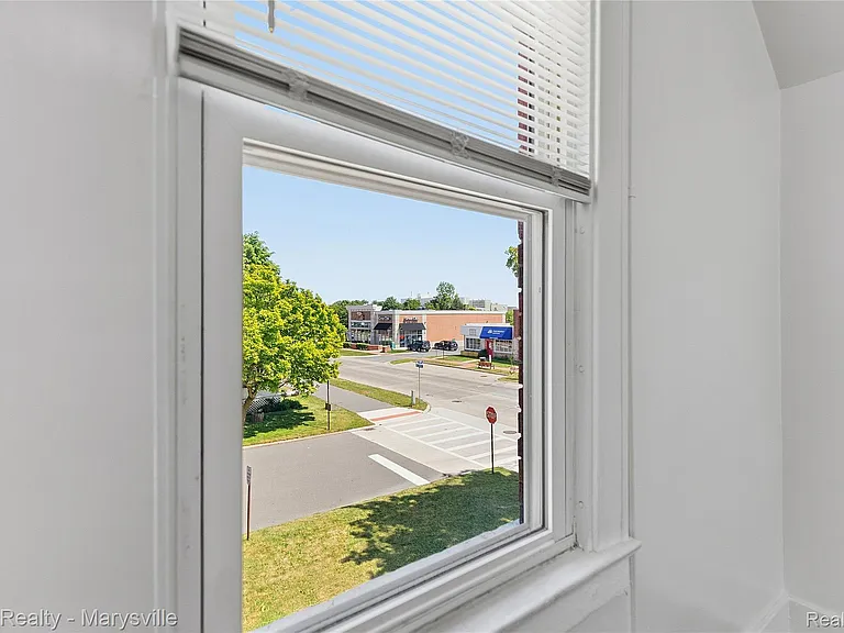 504 Clinton Ave — Photo 23