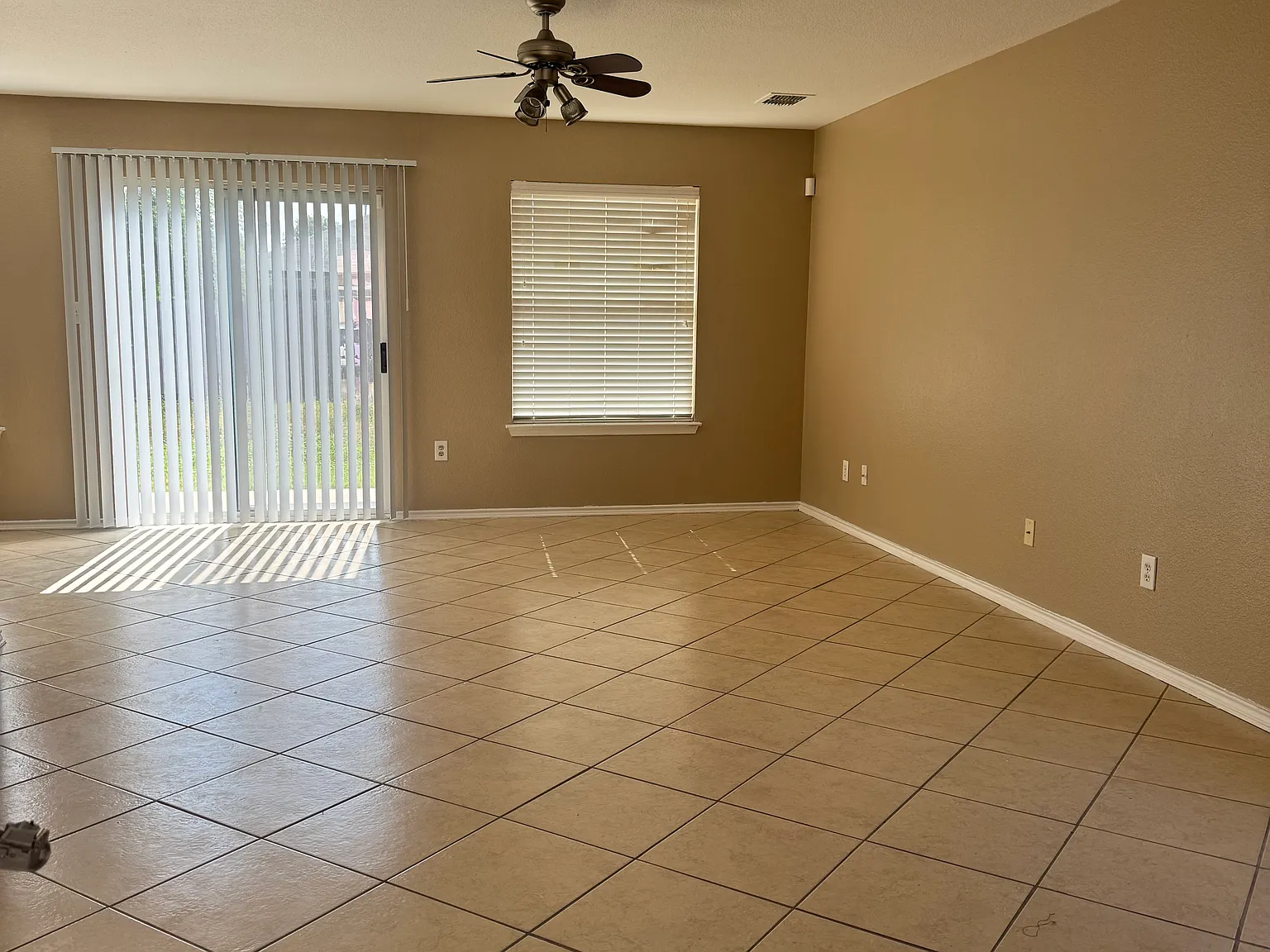 3 bed, 2.5 bath, 1526 sqft, $1,749 — Photo 2