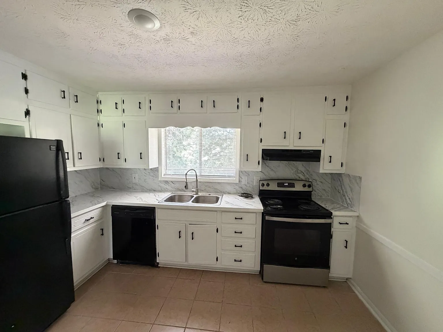 2 bed, 1.5 bath, 1300 sqft, $1,800 — Photo 4