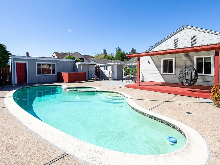 330 Beverly Ave — Photo 13