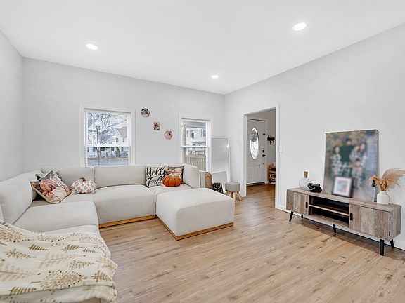 4th image of 276 Dickinson St