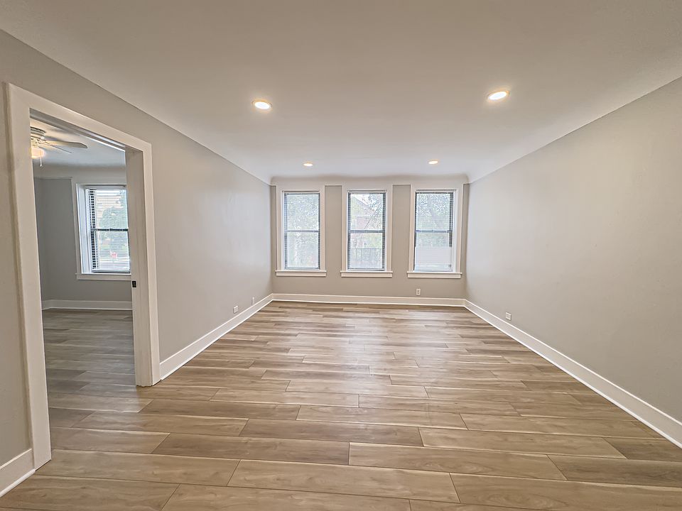 Hug living room area with natural lights.