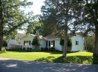 628 Quaker Mill Dr, Manchester, IA 52057