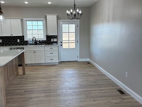 5th image of 111 Deer Ridge Ln