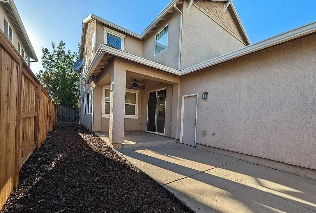 4 bed, 2327 sqft, $2,995 — Photo 2