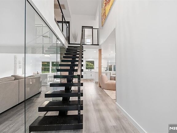 4th image of 8 Airmont Avenue
