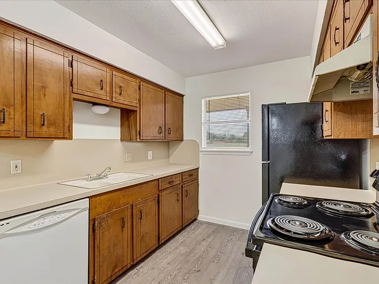 1622 La Joya St — Photo 18