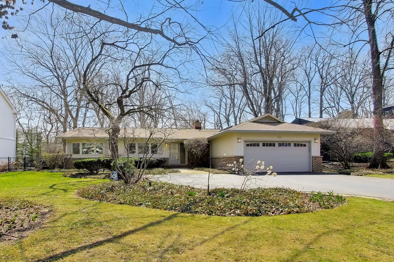 900 Stonegate Dr photo 1