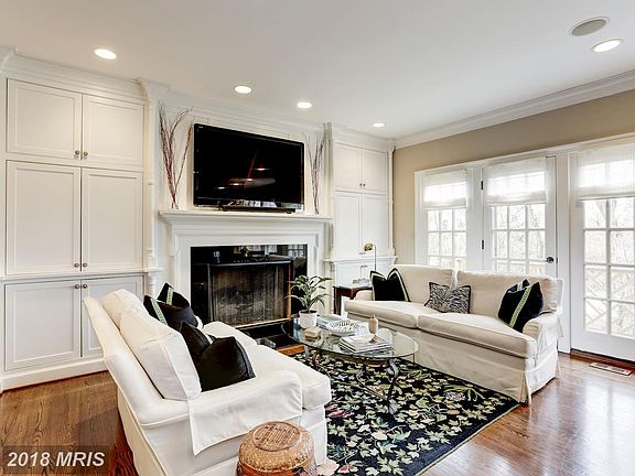5th image of 3829 N Randolph Ct