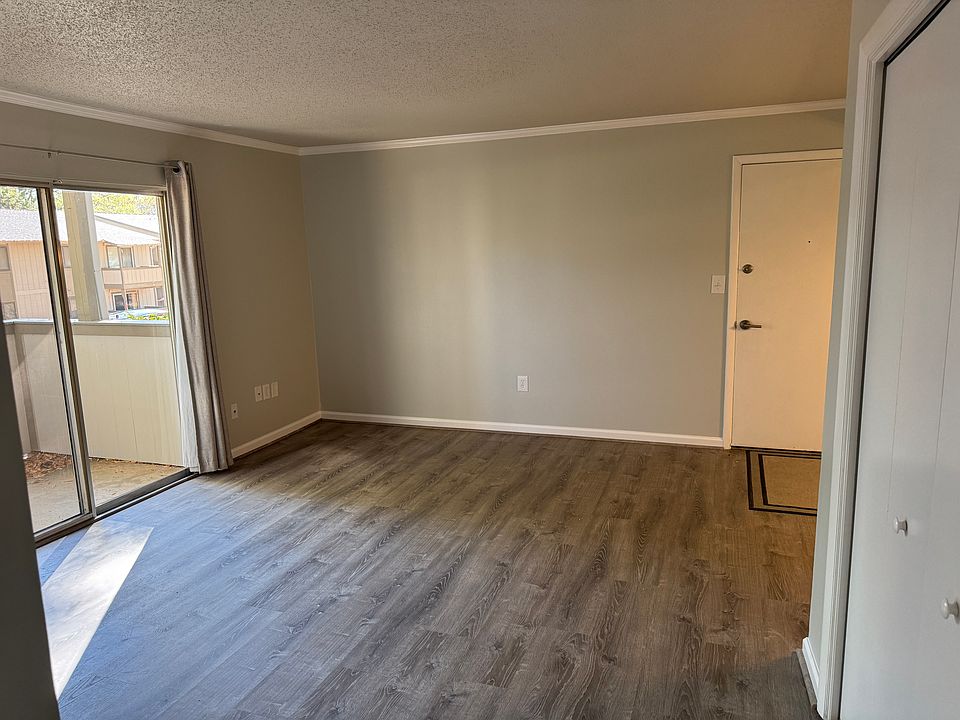 Hallway to Living room to front door
Living room Apprx. 15' X 12'