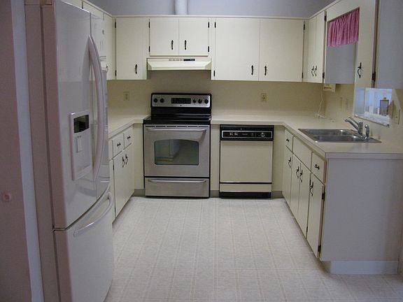 2nd image of 9073 SW 82nd Ter Unit B