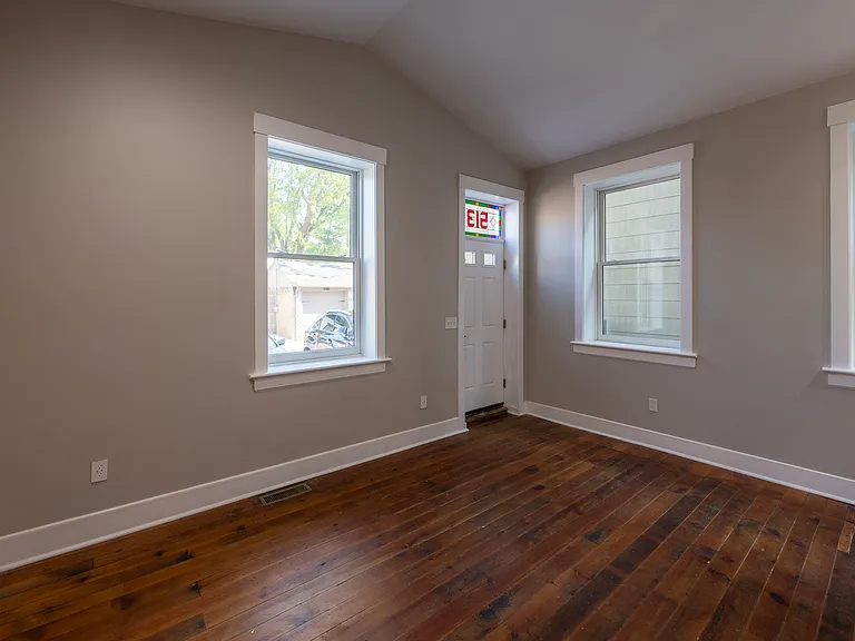 513 Pershing Ave — Photo 3