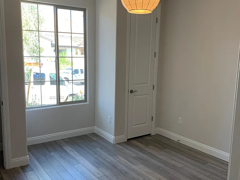 Secondary bedroom.