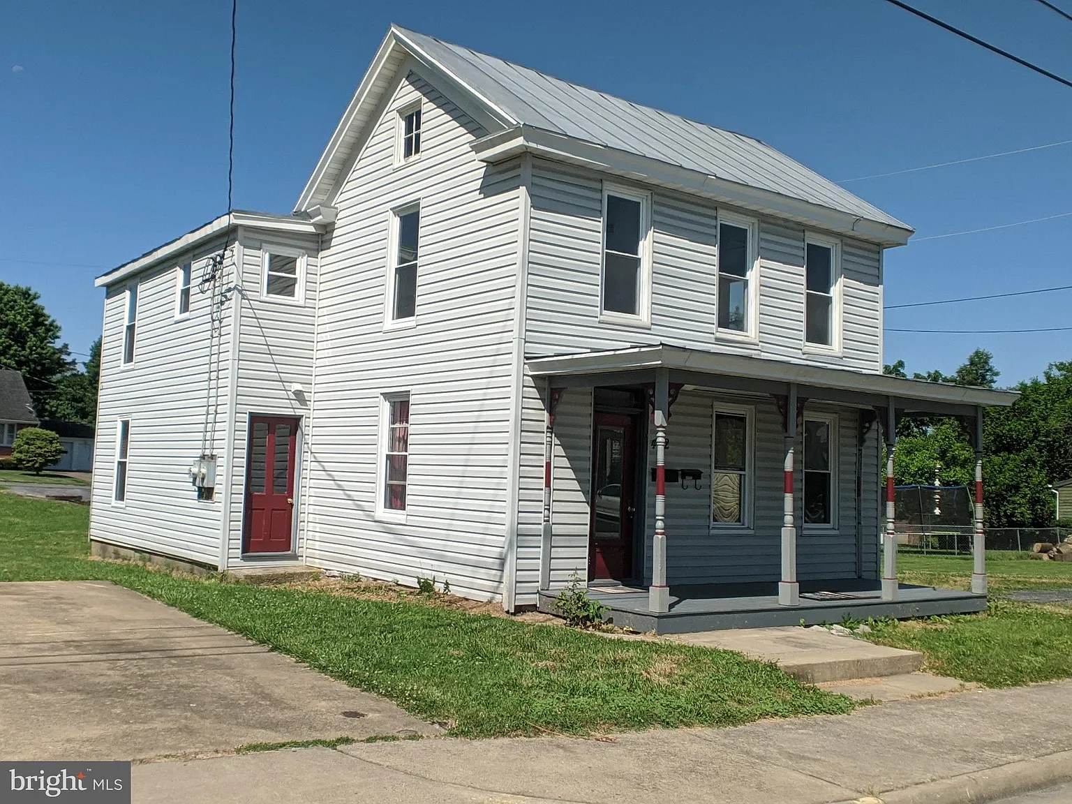 462 E Queen St photo 1